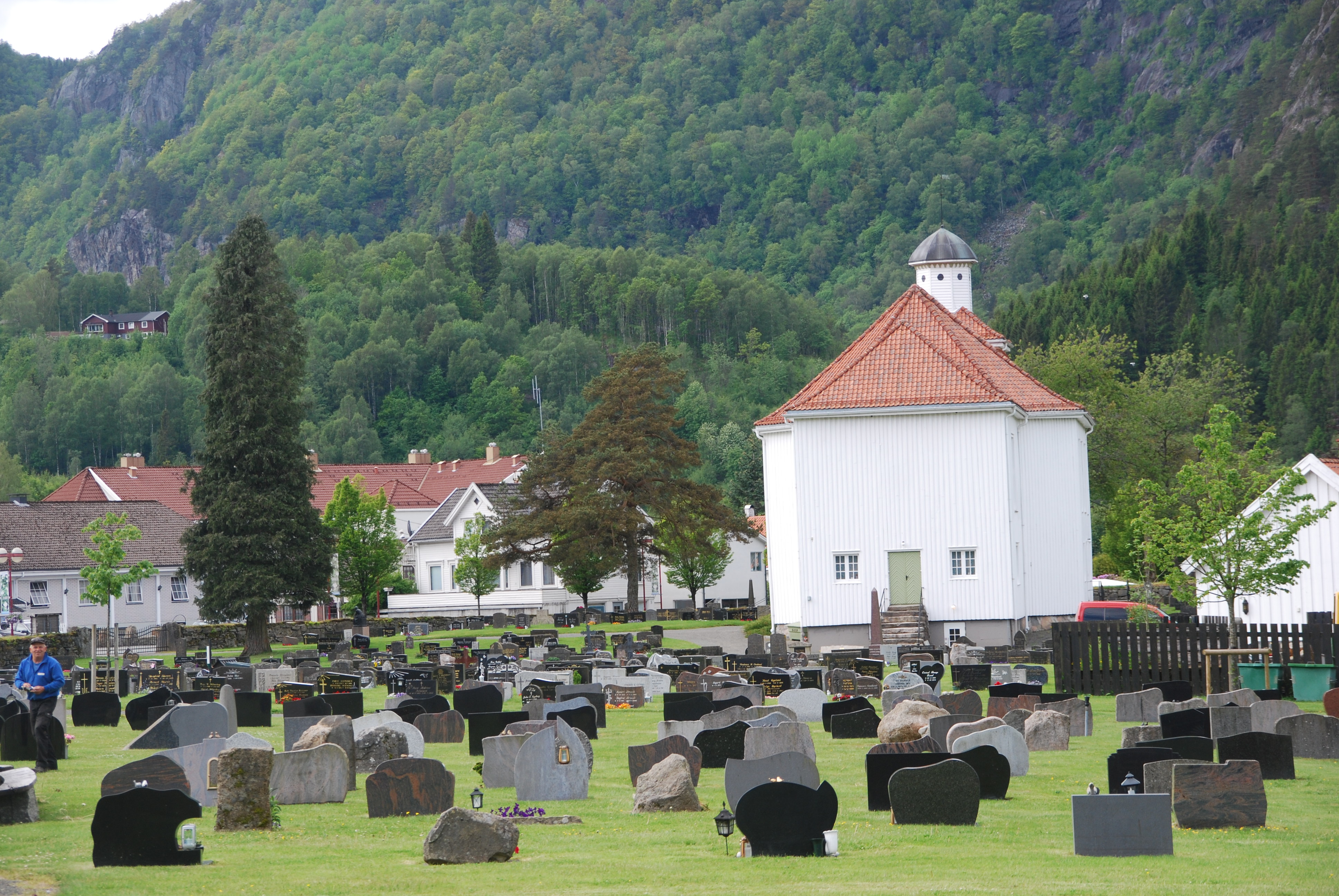 Bilde av gravgården utenfor Kvinesdal kirke